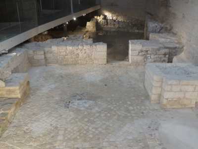 Qui si affaccia anche l�ex monastero di Santa Scolastica al Porto fondato tra il 1068-1071 sfruttando un convento dei benedettini gi� esistente. Di questo pi� antico complesso, sorto tra il VII e l�VIII secolo, sono ancora visibili i resti di un piccolo santuario dedicato ai santi Giovanni e Paolo situato nel bastione di Santa Scolastica